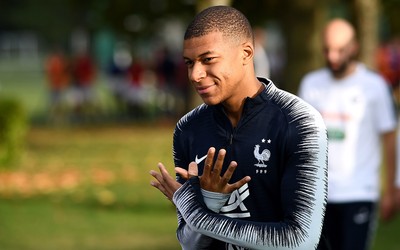 亿博电竞焦点-世界杯金手套奖放在他家客厅