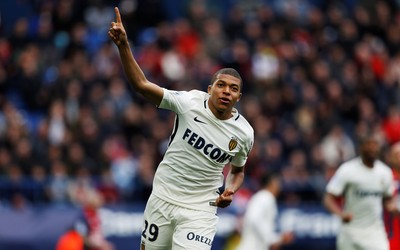 亿博电竞独家-克鲁格这球顶得轻松写意